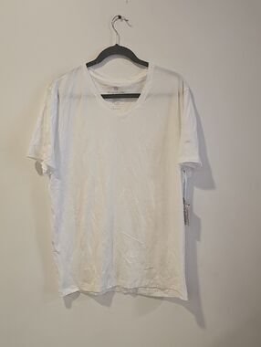 Mack Weldon Women’s White V-Neck Short Sleeve Tee